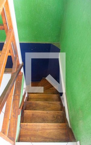 Casa à venda com 141m², 2 quartos e 2 vagasEscada