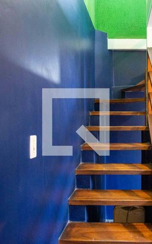 Casa à venda com 141m², 2 quartos e 2 vagasEscada