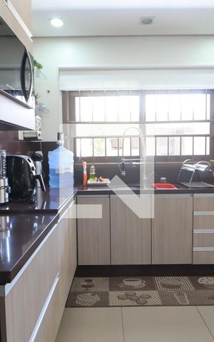 Casa à venda com 192m², 2 quartos e 2 vagasCozinha - Armários