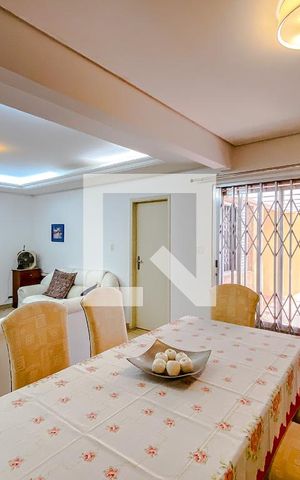 Casa à venda com 230m², 3 quartos e 2 vagasSala