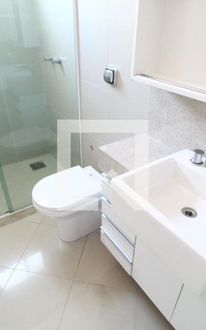 Casa de condomínio para alugar com 300m², 4 quartos e 4 vagasBanheiro do Quarto 2