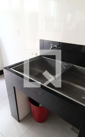Casa de condomínio para alugar com 300m², 4 quartos e 4 vagasÁrea de Serviço