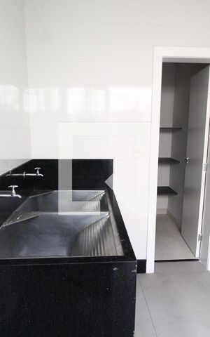 Casa de condomínio para alugar com 300m², 4 quartos e 4 vagasÁrea de Serviço