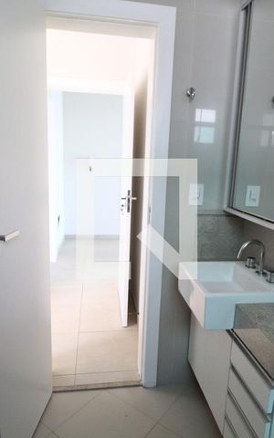 Casa de condomínio para alugar com 300m², 4 quartos e 4 vagasBanheiro do Quarto 3