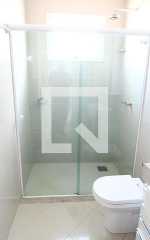 Casa de condomínio para alugar com 300m², 4 quartos e 4 vagasBanheiro do Quarto 2