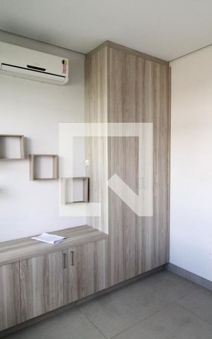 Casa de condomínio para alugar com 300m², 4 quartos e 4 vagasEscritório