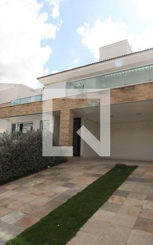 Casa de condomínio para alugar com 300m², 4 quartos e 4 vagasFachada