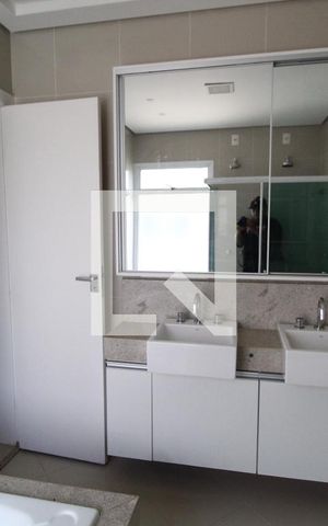 Casa de condomínio para alugar com 300m², 4 quartos e 4 vagasBanheiro do Quarto 1