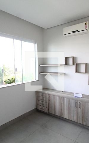 Casa de condomínio para alugar com 300m², 4 quartos e 4 vagasEscritório