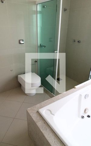 Casa de condomínio para alugar com 300m², 4 quartos e 4 vagasBanheiro do Quarto 1