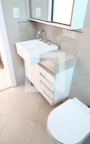 Casa de condomínio para alugar com 300m², 4 quartos e 4 vagasBanheiro do Quarto 3