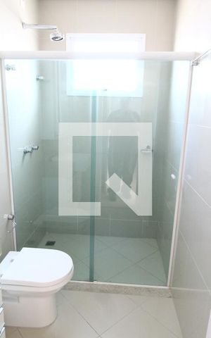 Casa de condomínio para alugar com 300m², 4 quartos e 4 vagasBanheiro do Quarto 3