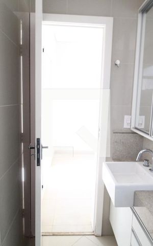 Casa de condomínio para alugar com 300m², 4 quartos e 4 vagasBanheiro do Quarto 4