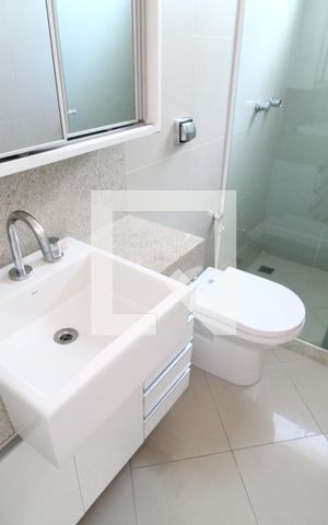 Casa de condomínio para alugar com 300m², 4 quartos e 4 vagasBanheiro do Quarto 3