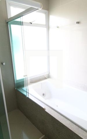 Casa de condomínio para alugar com 300m², 4 quartos e 4 vagasBanheiro do Quarto 1
