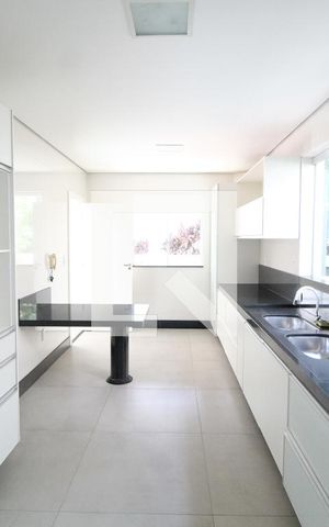 Casa de condomínio para alugar com 300m², 4 quartos e 4 vagasCozinha