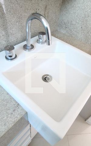 Casa de condomínio para alugar com 300m², 4 quartos e 4 vagasBanheiro do Quarto 2