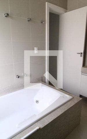 Casa de condomínio para alugar com 300m², 4 quartos e 4 vagasBanheiro do Quarto 1