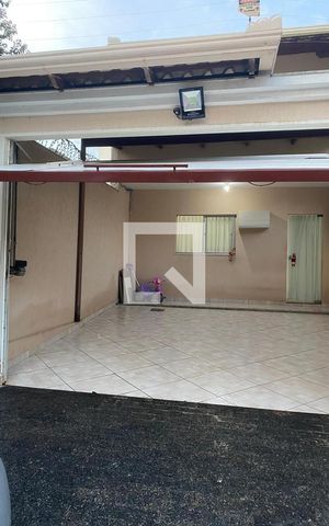 Casa à venda com 100m², 2 quartos e 2 vagas Casa à venda com 100m², 2 quartos e 2 vagasFachada