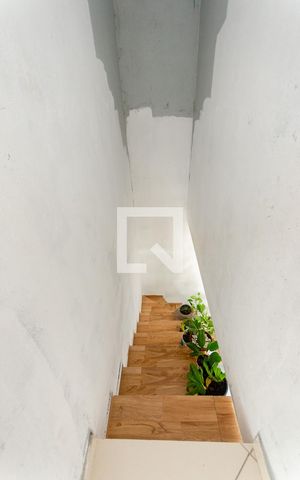 Casa à venda com 90m², 3 quartos e sem vaga Casa à venda com 90m², 3 quartos e sem vagaEscada