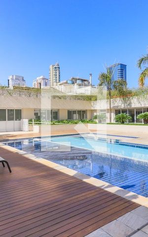 Apartamento à venda com 234m², 3 quartos e 4 vagas Apartamento à venda com 234m², 3 quartos e 4 vagasÁrea comum - Piscina