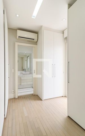 Apartamento à venda com 234m², 3 quartos e 4 vagas Apartamento à venda com 234m², 3 quartos e 4 vagasCloset 2 da Suíte 1
