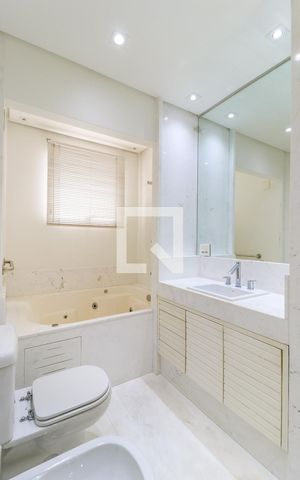 Apartamento à venda com 234m², 3 quartos e 4 vagas Apartamento à venda com 234m², 3 quartos e 4 vagasBanheiro 1 da Suíte 1