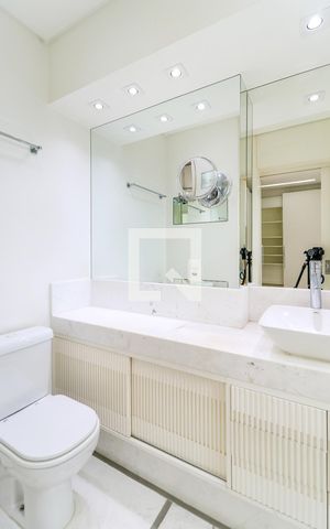 Apartamento à venda com 234m², 3 quartos e 4 vagas Apartamento à venda com 234m², 3 quartos e 4 vagasBanheiro 2 da Suíte 1