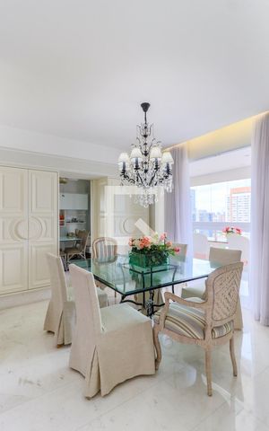 Apartamento à venda com 234m², 3 quartos e 4 vagas Apartamento à venda com 234m², 3 quartos e 4 vagasSala de Jantar
