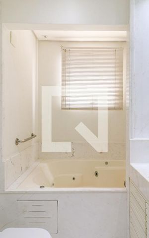 Apartamento à venda com 234m², 3 quartos e 4 vagas Apartamento à venda com 234m², 3 quartos e 4 vagasBanheiro 1 da Suíte 1