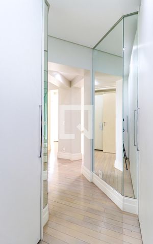 Apartamento à venda com 234m², 3 quartos e 4 vagas Apartamento à venda com 234m², 3 quartos e 4 vagasCloset 1 da Suíte 1