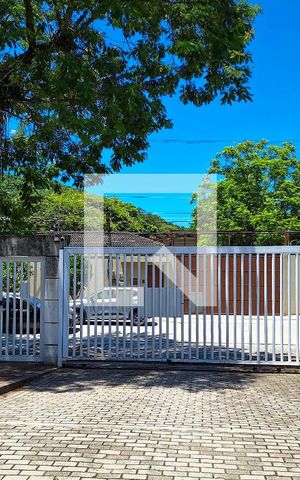 Casa à venda com 195m², 3 quartos e 2 vagas Casa à venda com 195m², 3 quartos e 2 vagasFachada