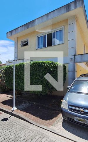 Casa à venda com 195m², 3 quartos e 2 vagas Casa à venda com 195m², 3 quartos e 2 vagasFachada