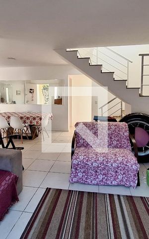 Casa à venda com 195m², 3 quartos e 2 vagas Casa à venda com 195m², 3 quartos e 2 vagasSala