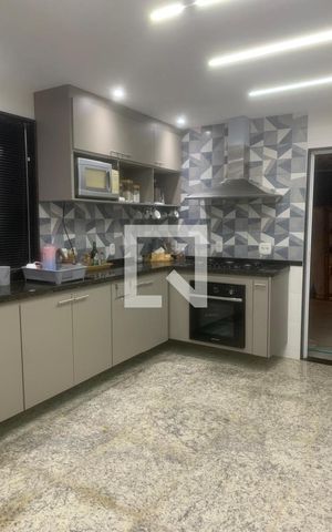 Casa à venda com 300m², 2 quartos e 4 vagas Casa à venda com 300m², 2 quartos e 4 vagasCozinha