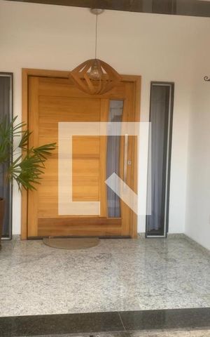 Casa à venda com 300m², 2 quartos e 4 vagas Casa à venda com 300m², 2 quartos e 4 vagasFachada