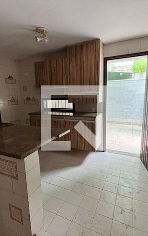 Casa à venda com 610m², 5 quartos e 4 vagas Casa à venda com 610m², 5 quartos e 4 vagasCozinha