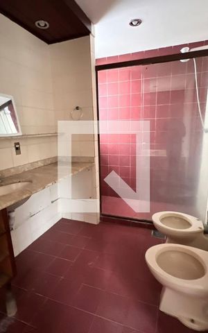 Casa à venda com 610m², 5 quartos e 4 vagas Casa à venda com 610m², 5 quartos e 4 vagasBanheiro Suite