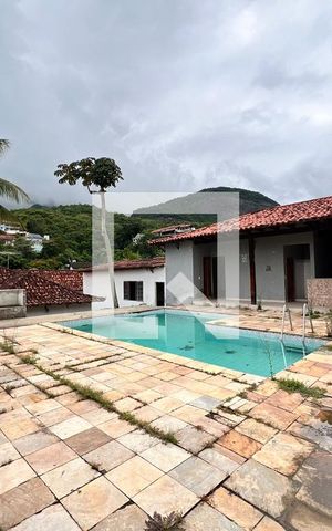 Casa à venda com 610m², 5 quartos e 4 vagas Casa à venda com 610m², 5 quartos e 4 vagasPiscina / Churrasqueira