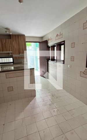 Casa à venda com 610m², 5 quartos e 4 vagas Casa à venda com 610m², 5 quartos e 4 vagasCozinha