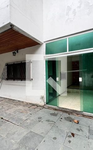 Casa à venda com 610m², 5 quartos e 4 vagas Casa à venda com 610m², 5 quartos e 4 vagasQuintal