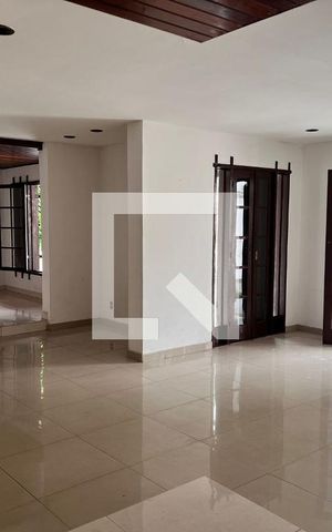Casa à venda com 610m², 5 quartos e 4 vagas Casa à venda com 610m², 5 quartos e 4 vagasSala