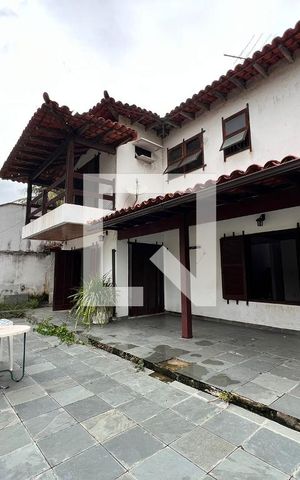 Casa à venda com 610m², 5 quartos e 4 vagas Casa à venda com 610m², 5 quartos e 4 vagasVaranda