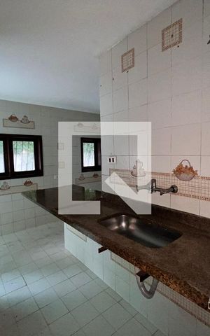 Casa à venda com 610m², 5 quartos e 4 vagas Casa à venda com 610m², 5 quartos e 4 vagasCozinha