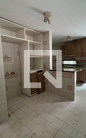 Casa à venda com 610m², 5 quartos e 4 vagas Casa à venda com 610m², 5 quartos e 4 vagasCozinha