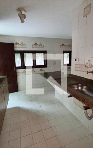 Casa à venda com 610m², 5 quartos e 4 vagas Casa à venda com 610m², 5 quartos e 4 vagasCozinha