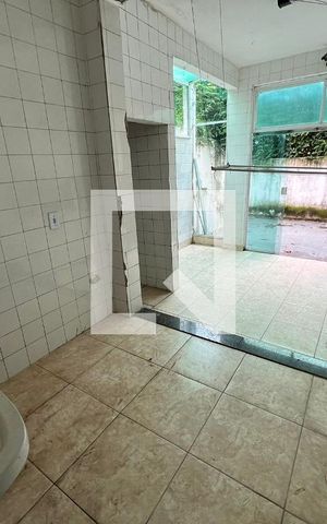 Casa à venda com 610m², 5 quartos e 4 vagas Casa à venda com 610m², 5 quartos e 4 vagasÁrea de Serviço