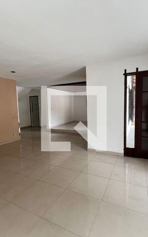 Casa à venda com 610m², 5 quartos e 4 vagas Casa à venda com 610m², 5 quartos e 4 vagasSala