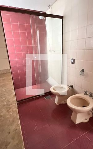 Casa à venda com 610m², 5 quartos e 4 vagas Casa à venda com 610m², 5 quartos e 4 vagasBanheiro Suite