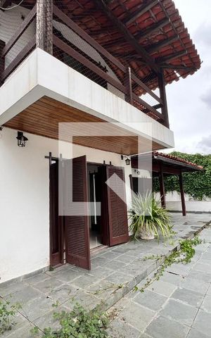 Casa à venda com 610m², 5 quartos e 4 vagas Casa à venda com 610m², 5 quartos e 4 vagasVaranda
